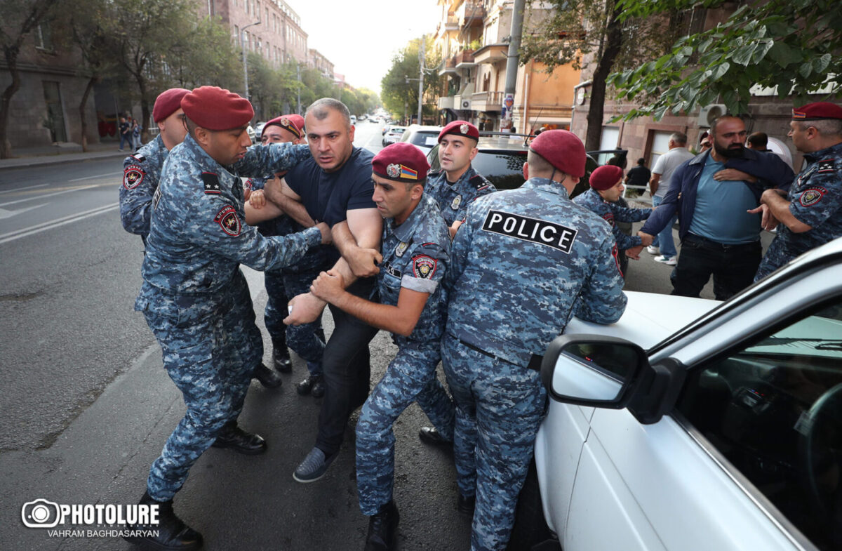 Ermenistan'da protesto gösterileri sürüyor